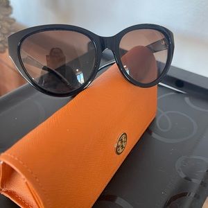 Tory Burch like new black sunglasses